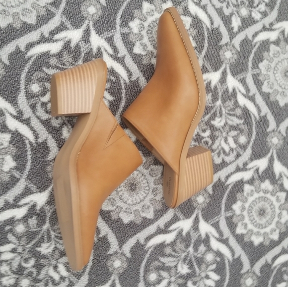 🍁New to the closet🍁NWOT Susina caramel brown pointed toe booties - Picture 2 of 12